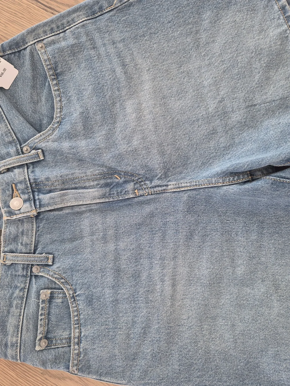 Levi's Classic High-Rise Women's Denim Shorts - Light Blue - Picture 5 of 11